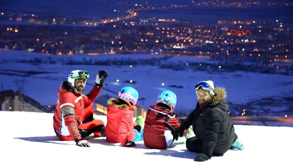 Erzurum- Palandöken\'de Ay Işığında Kayak Keyfi