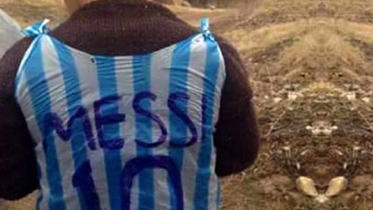 Futbolseverler Poşetten Yapılmış Messi Formalı Çocuğu Arıyor