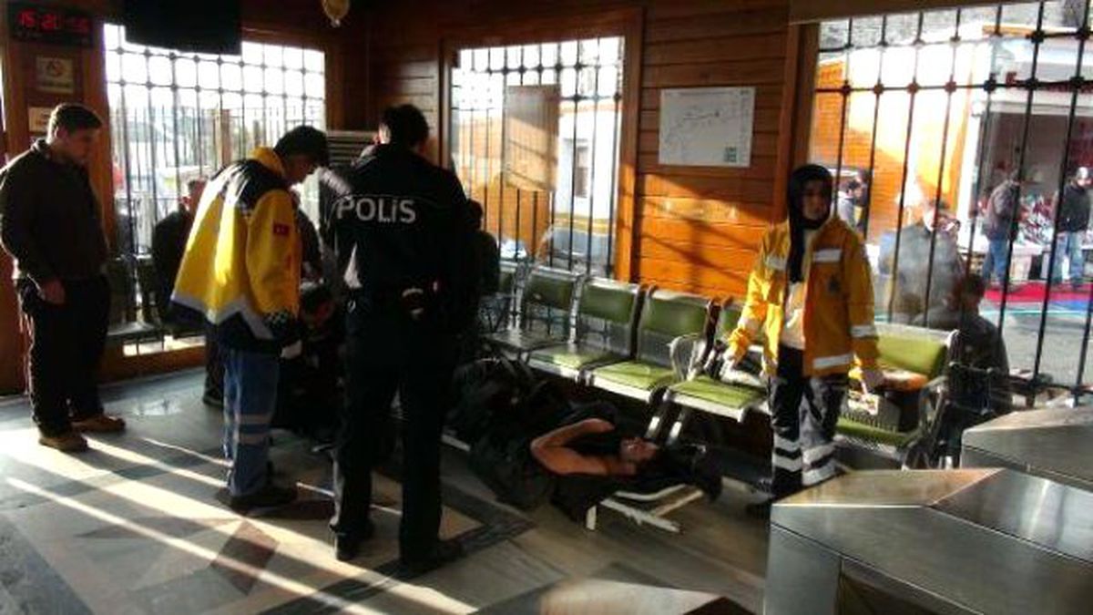 Galata Köprüsü\'nden Denize Atlayan Genç Kurtarıldı