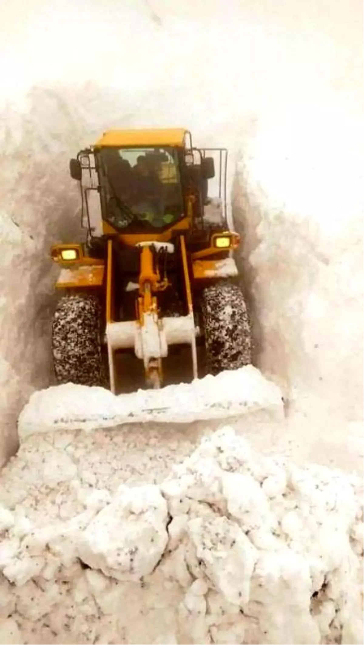 Hakkari\'de 30 Köy,79 Mezre Yolu Ulaşıma Kapandı