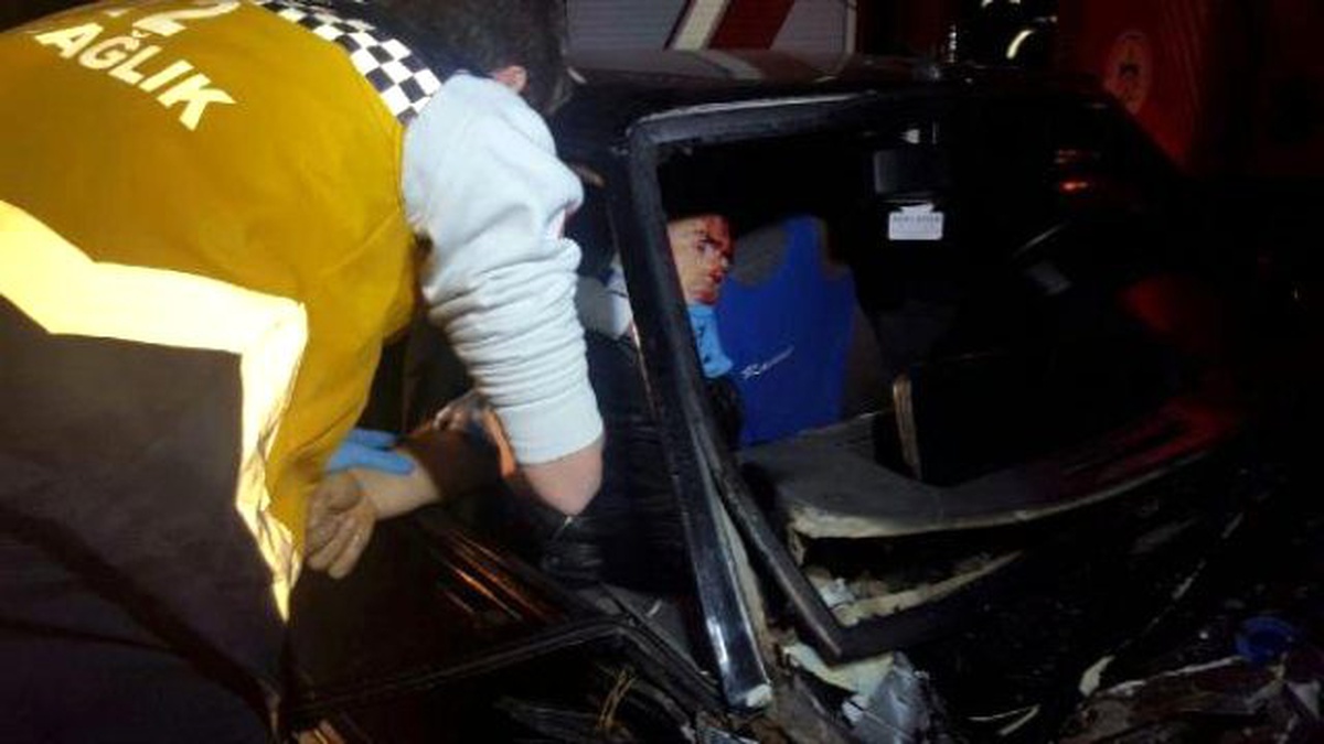 Halk Otobüsüne Çarpan Otomobilin Sürücüsü Öldü