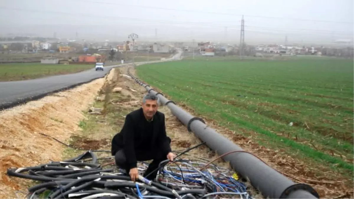 Hırsızlar, Direkleri Yerinden Söküp Çaldı