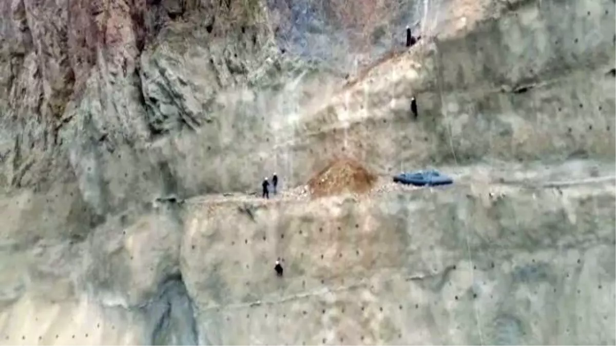 İşçiler, Yusufeli Barajı\'nda Metrelerce Yükseklikte Çalışıyor