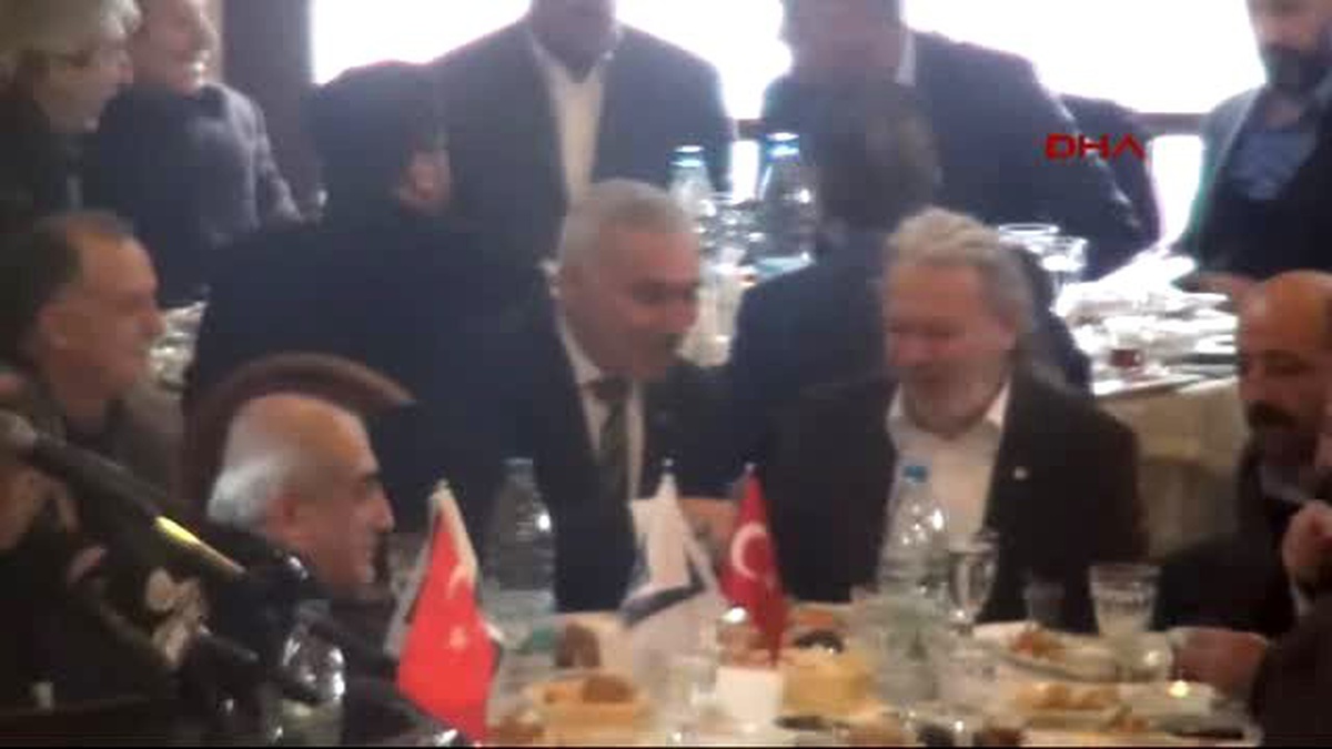 İzmir Beyaz Bayrak ve Zeytin Dalıyla Barış Talebi