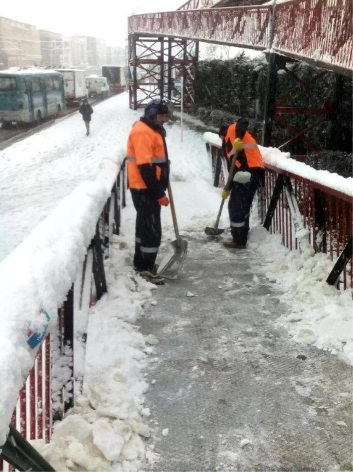 Karda Kaymamanız İçin Çalışıyorlar