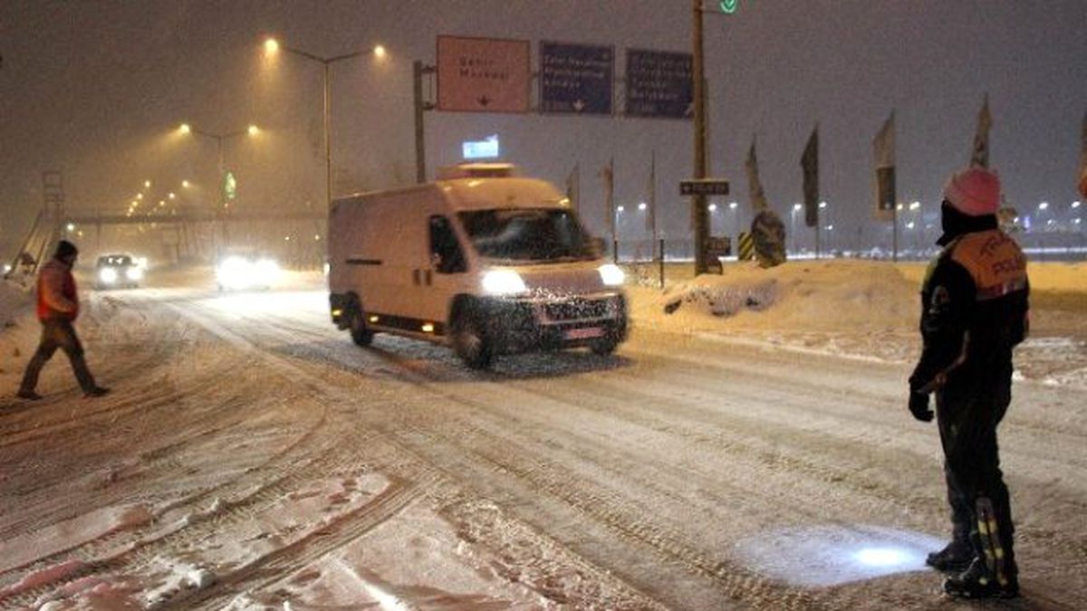 Kütahya\'da Kar Yağışı Ulaşımda Aksamalara Neden Oldu