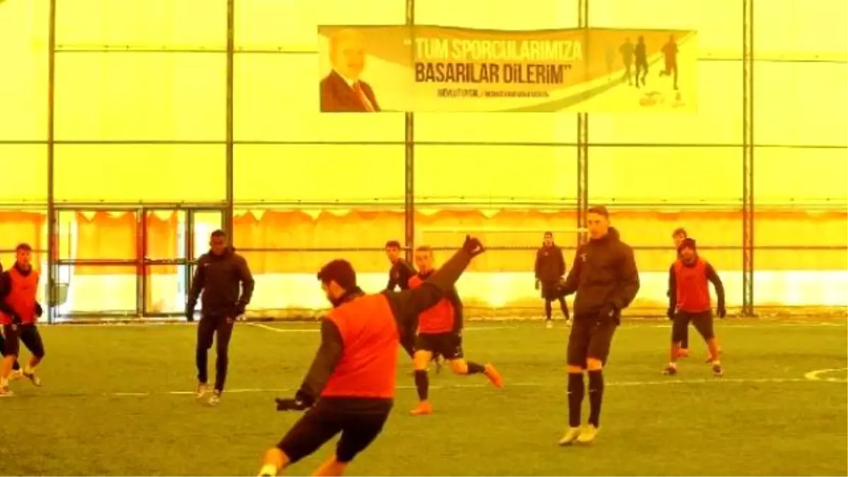 Medipol Başakşehir Futbol Kulübü Oyuncuları Başakşehir Spor Parkı\'nda Antrenman Yaptı.