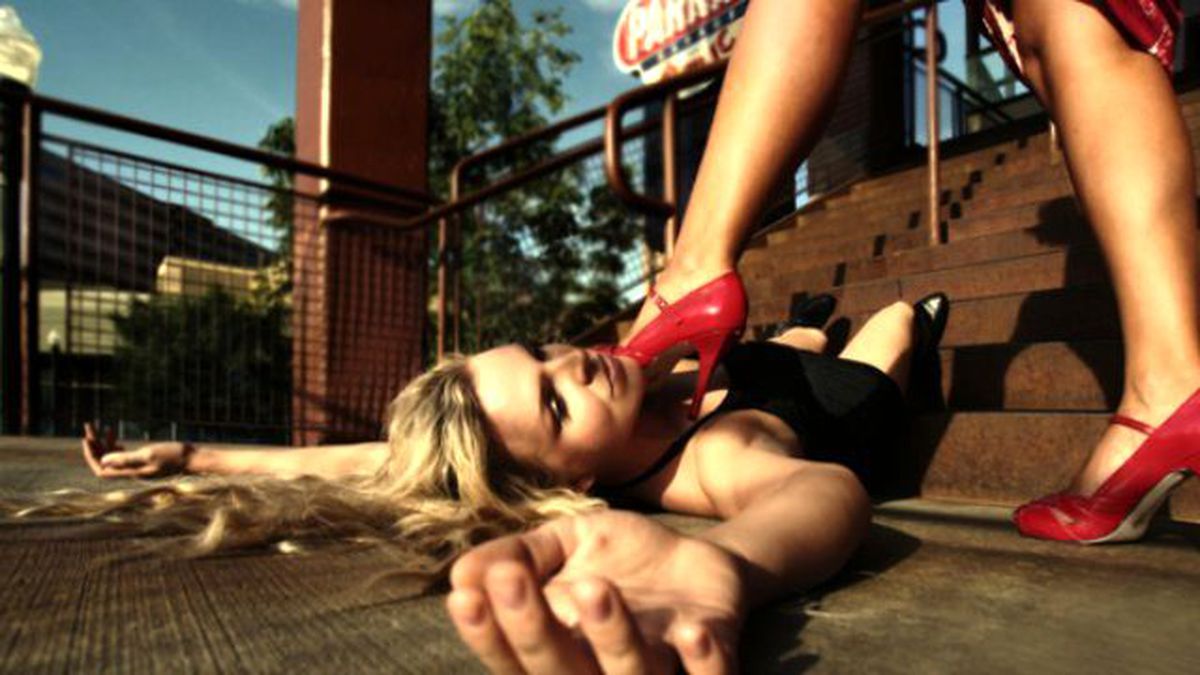 Öfkeli Kadın Kocasının Sevgilisini Köprüden Attı