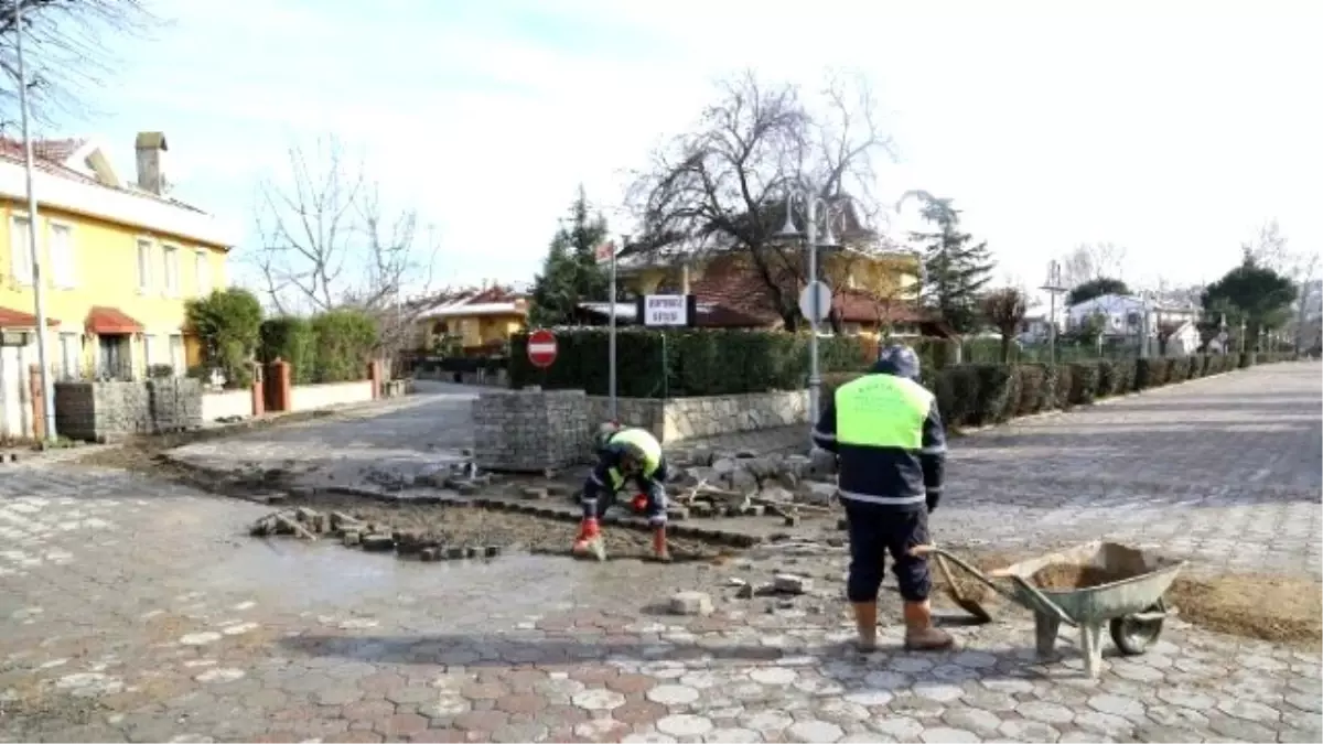 Özkum Caddesinin Parkeleri Döşeniyor