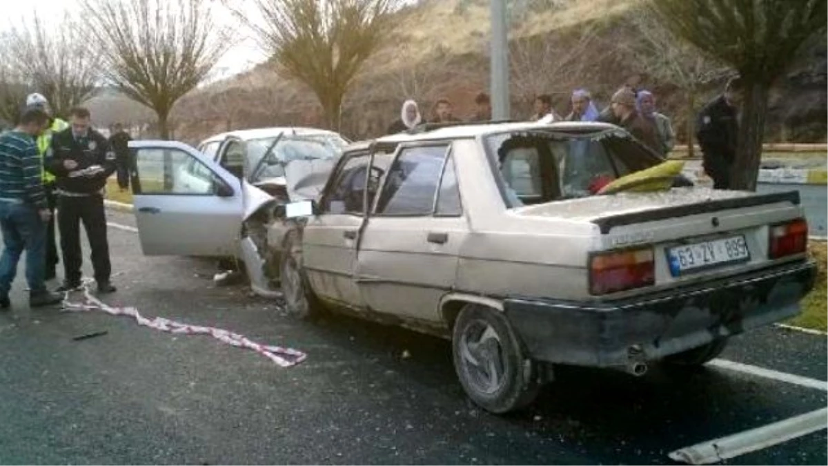 Şanlıurfa\'da İki Otomobil Çarpıştı: 1 Ölü, 2 Yaralı