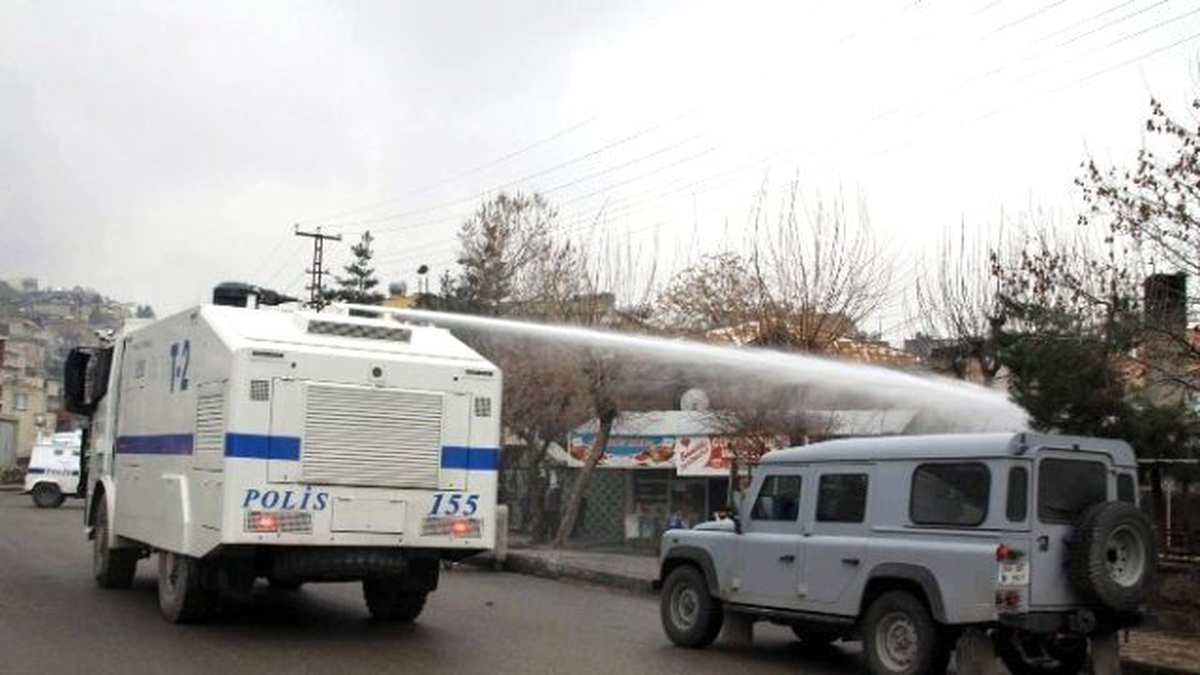 Siirt\'te İzinsiz Gösteriye Polis Müdahalesi