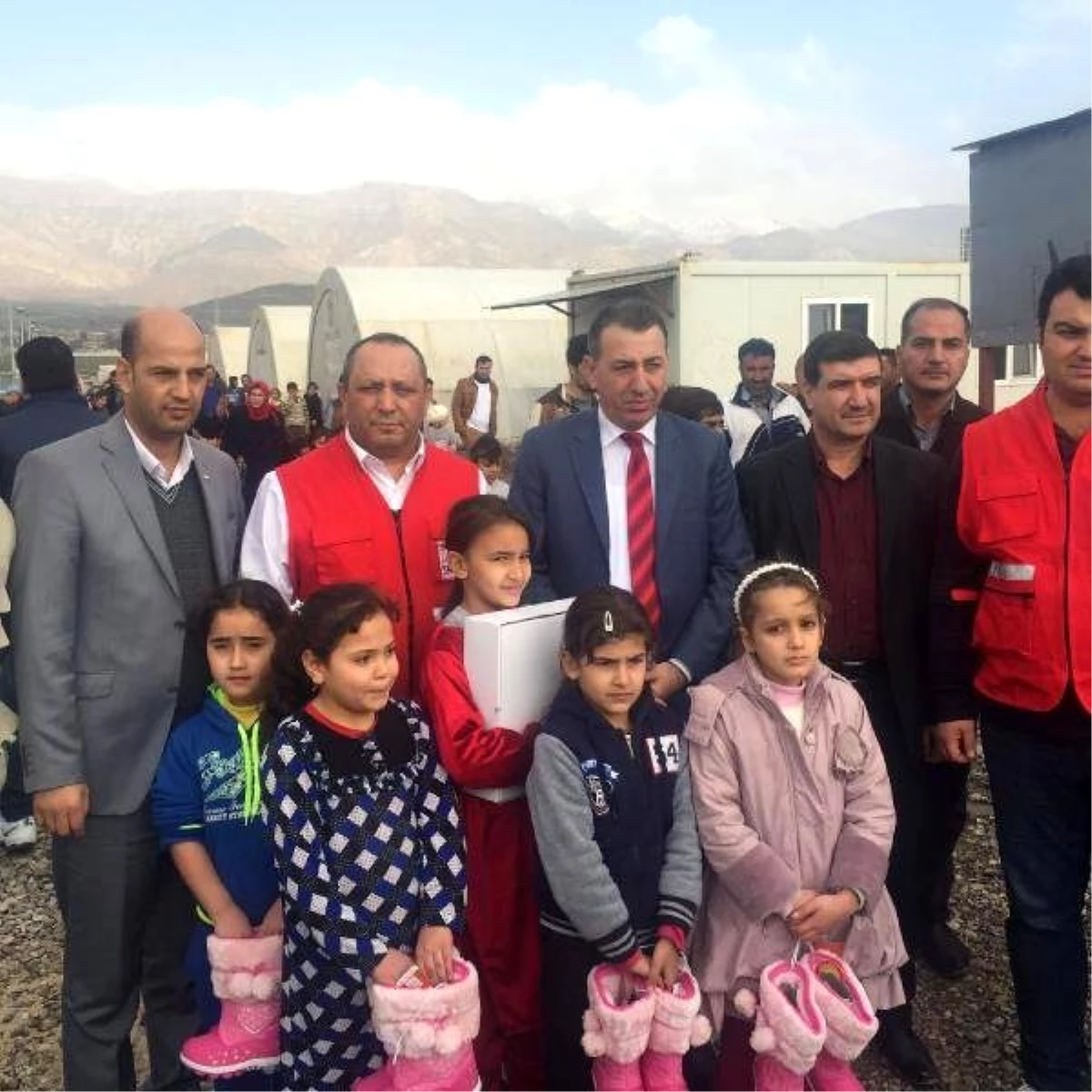Türk Kızılayı Zaho\'da 900 Göçmen Çocuğa Kışlık Ayakkabı Dağıttı