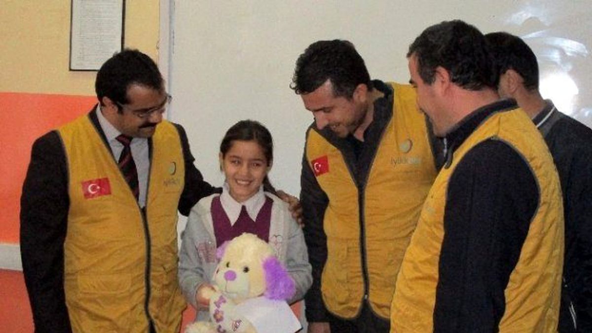 1 TL Harçlığını, Diyarbakırlılar İçin Başlatılan Kamyanyaya Bağışlayan Küçük Öğrenciye Burs