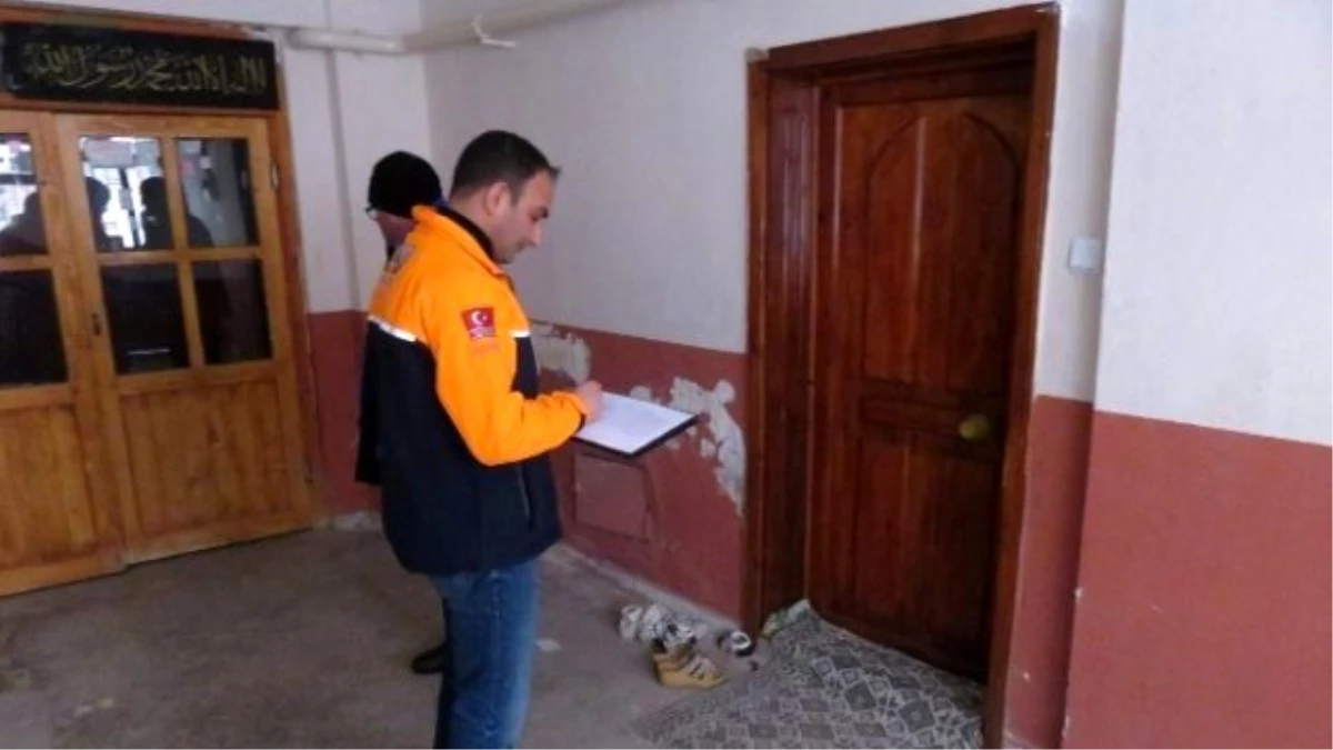 Afad Ekipleri Yerköy ve Çiçekdağı\'ndaki Binalarda Hasar Tespit Çalışması Yapıyor