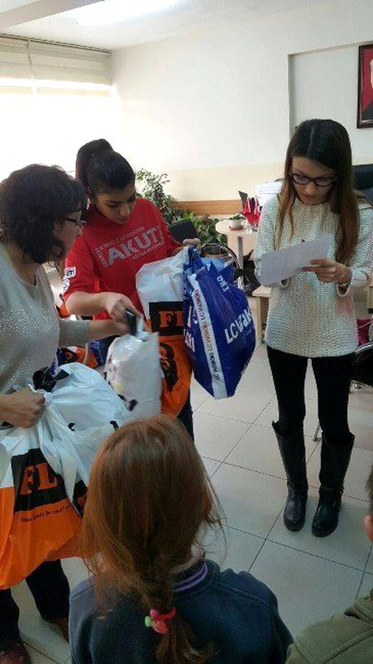 Akut Eskişehir Ekibi Çocukları Sevindirdi