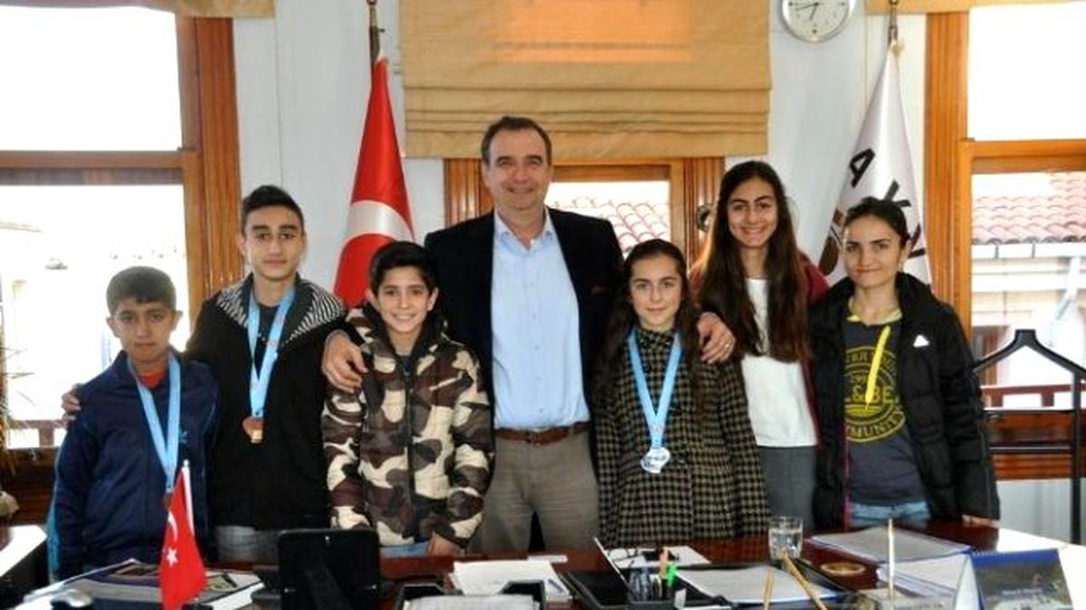 Başkan Rahmi Gençer, Şampiyonları Ödüllendirdi