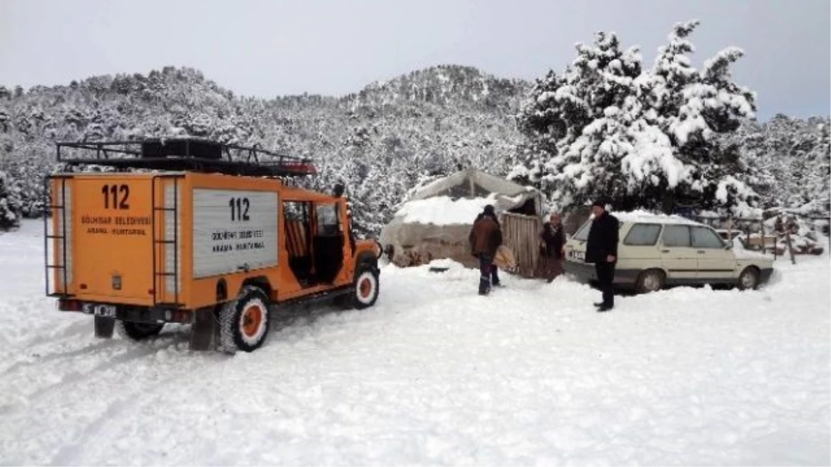 Burdur\'da Karda Mahsur Kalan Çobanlara Yardım