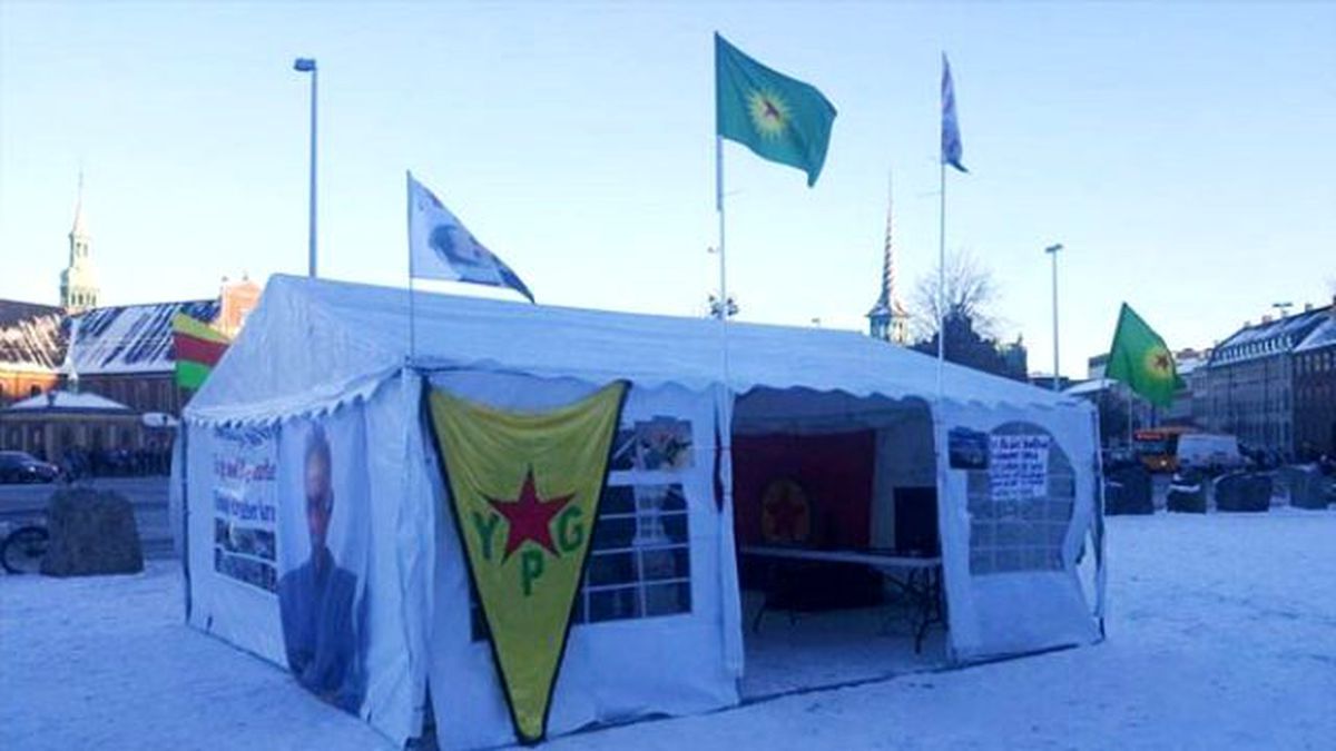 Danimarka Meclis'i Önüne Öcalan Posterleriyle PKK Çadırı Kuruldu