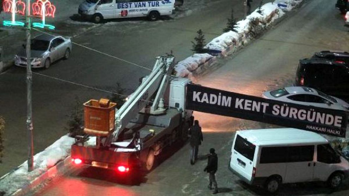 Hakkari\'nin Taşınmasına Tepki Gösterek 500 Kişi Valiliğe Yürüdü