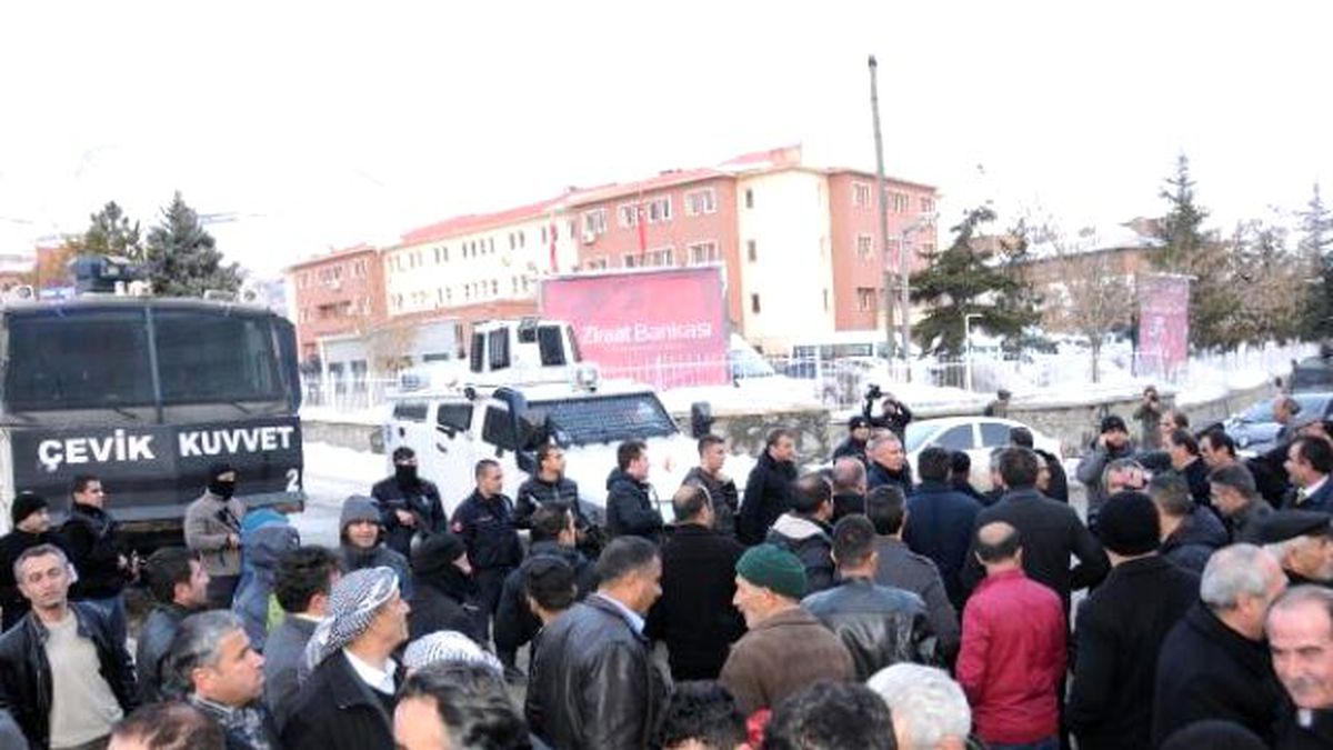 Hakkarililer Taşınmaya Karşı Valiliğe Yürüdü