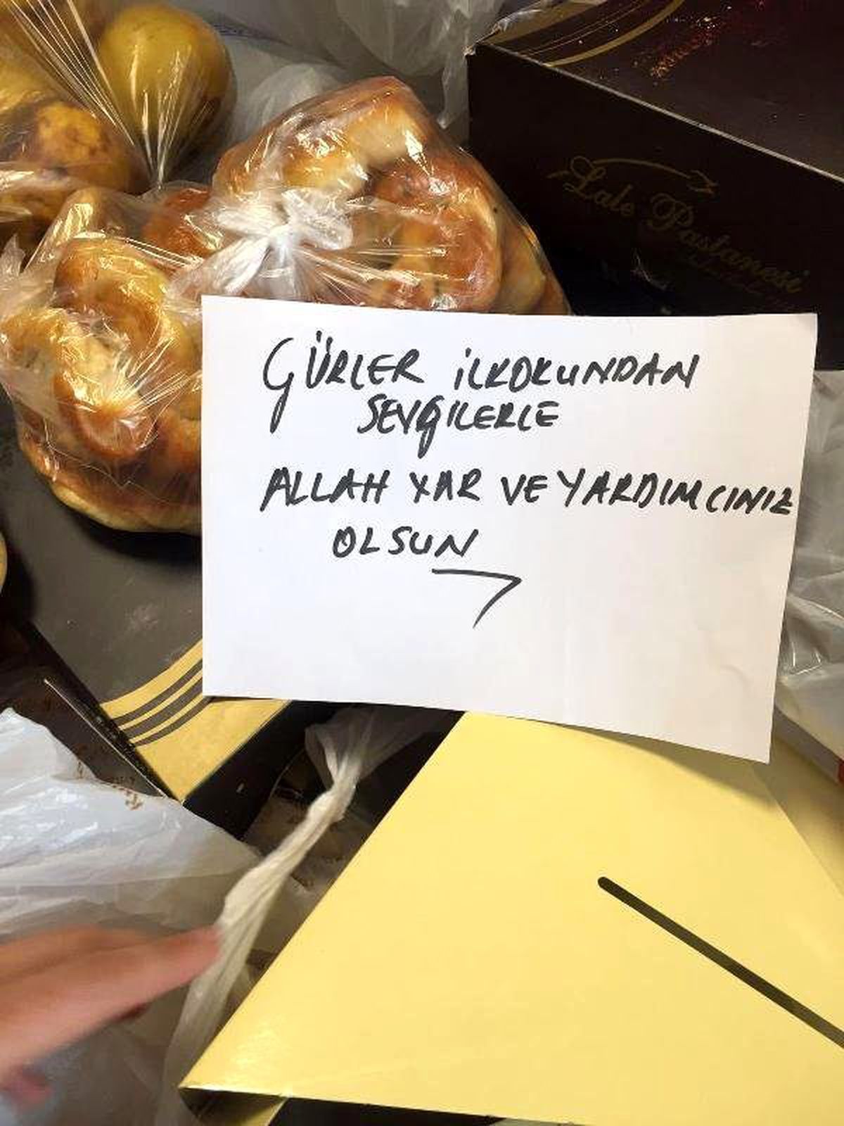 İlkokul Öğrencilerinden, Sur\'daki Polis ve Askerlere Yemek
