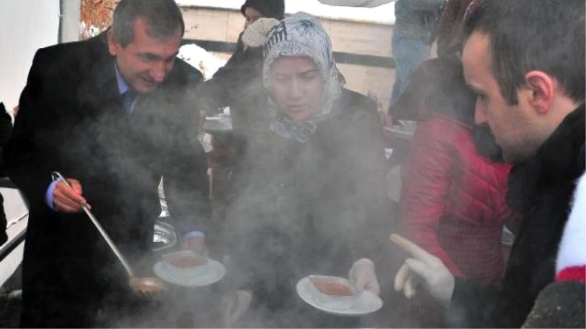Kar Yağışı Altında Öğrencilerden Halka Çorba İkramı