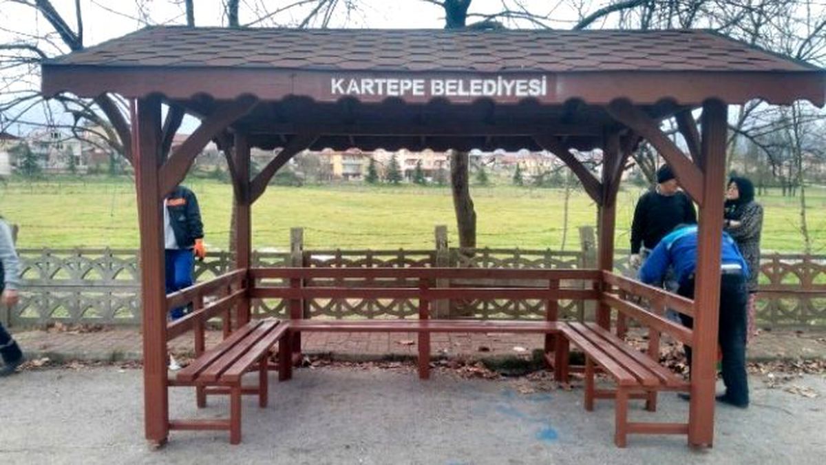 Kartepe\'nin Dört Bir Köşesine Kamelya Monte Ediliyor