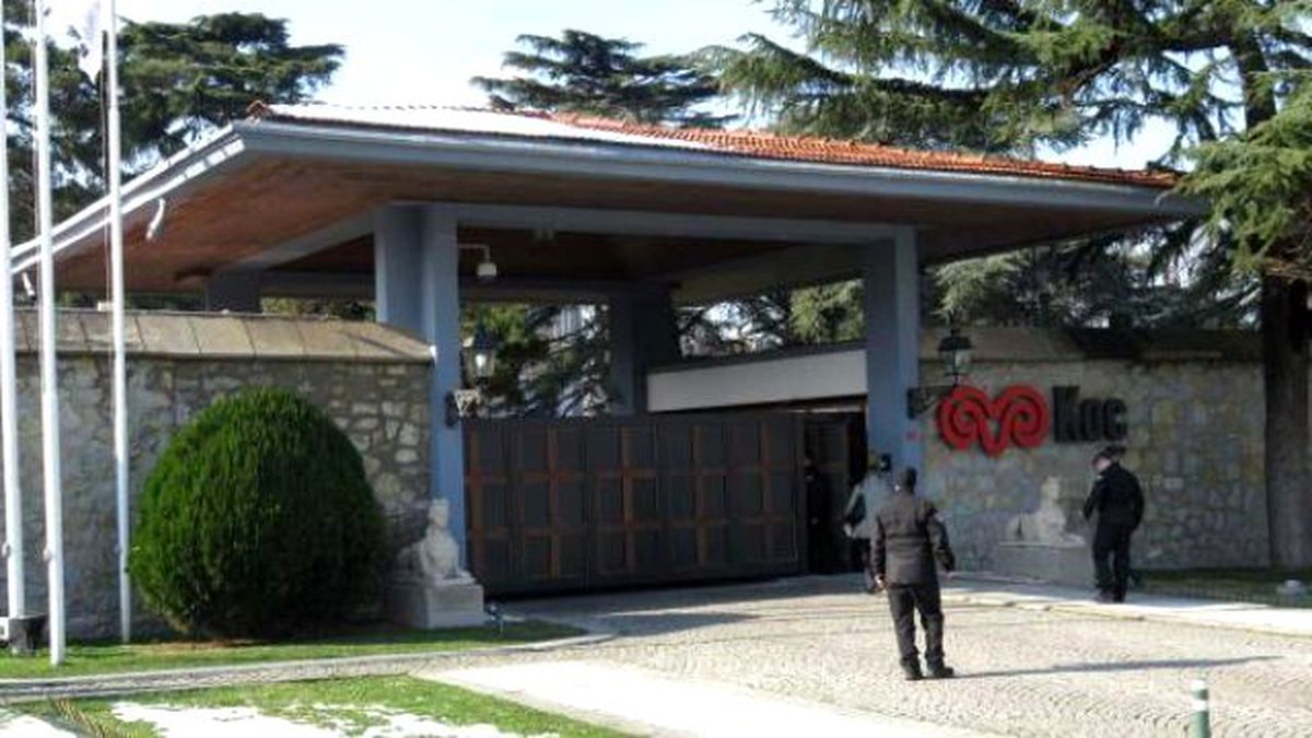 Koç Holding\'te Bayraklar Yarıya İndirildi
