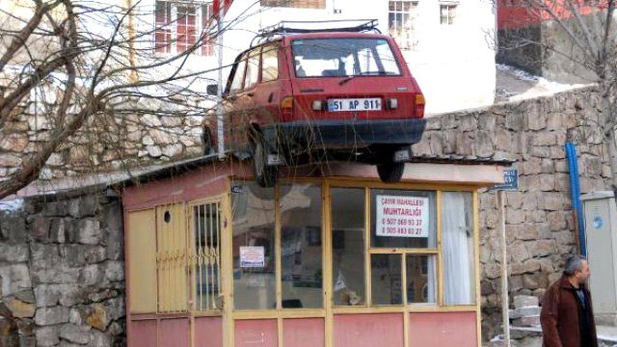 Niğde\'de Bir Otomobil Çatıya Düştü, Bir Otomobil Camiye Girdi