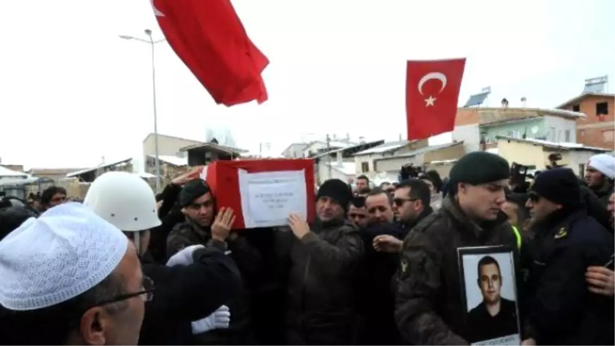 Şehit Polis Erbay, Bayburt\'ta Gözyaşlarıyla Toprağa Verildi