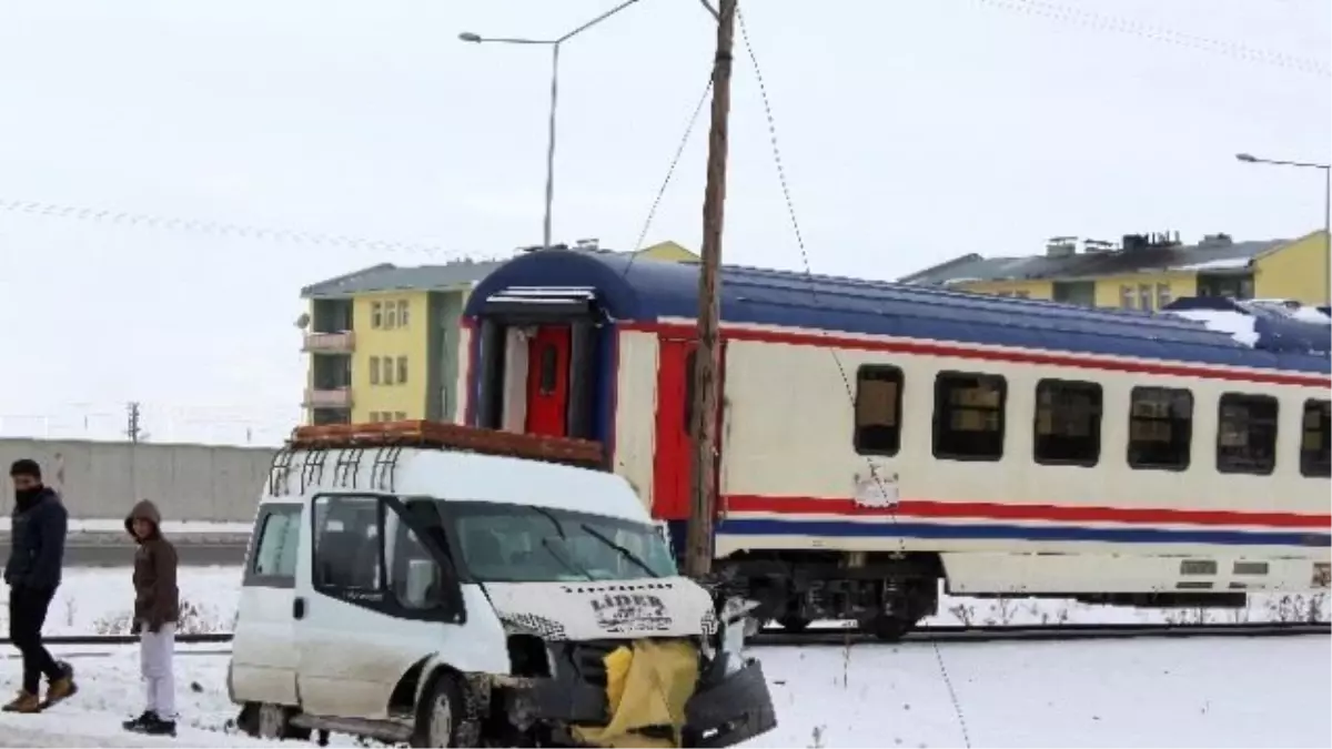 Yolcu Treni Minibüse Çarptı: 1 Yaralı