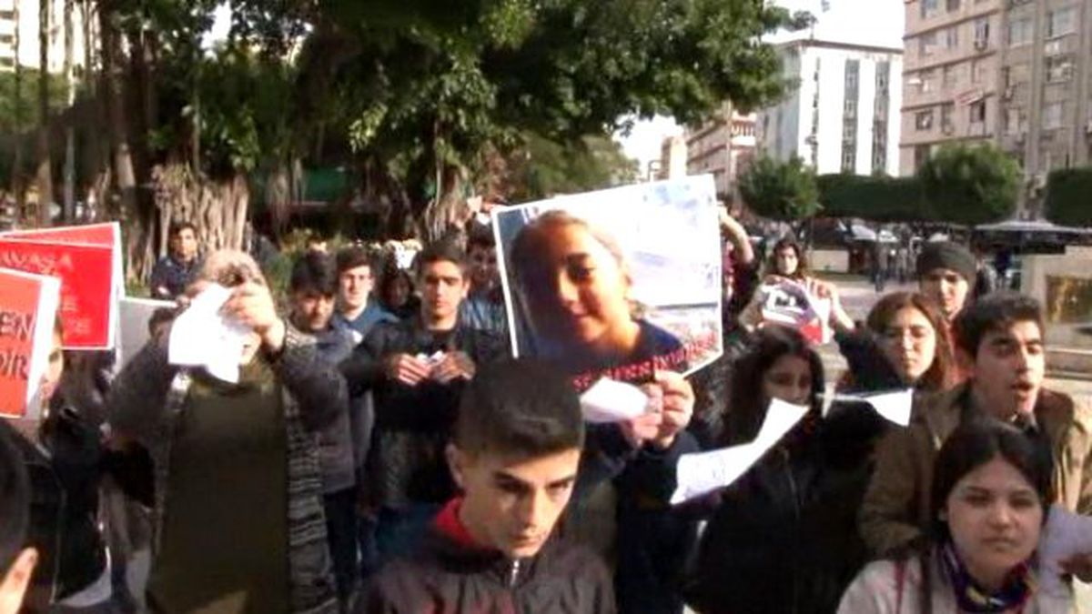 30 Lise Öğrencisi Karnelerini Yırttı