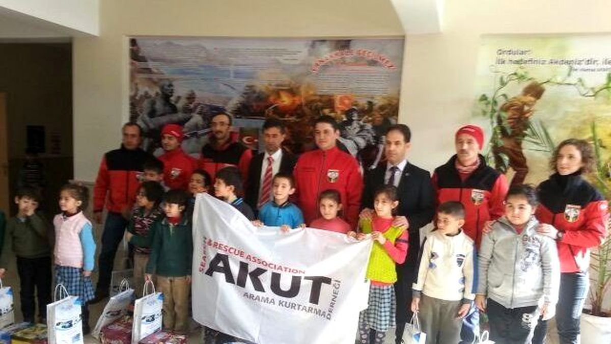 Akut Başarılı Öğrencilere Karne Hediyesi Vermeye Devam Ediyor