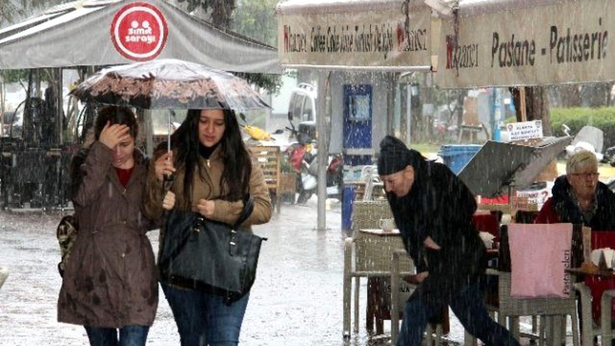Alanya\'da Dolu Yağışı Hayatı Felç Etti