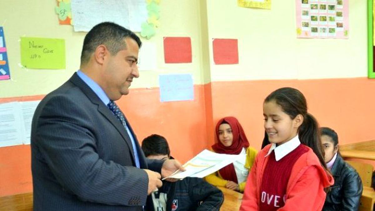 Altın Kalpli Siverekli Öğrenci Ebru Keskiner Karnesini Aldı