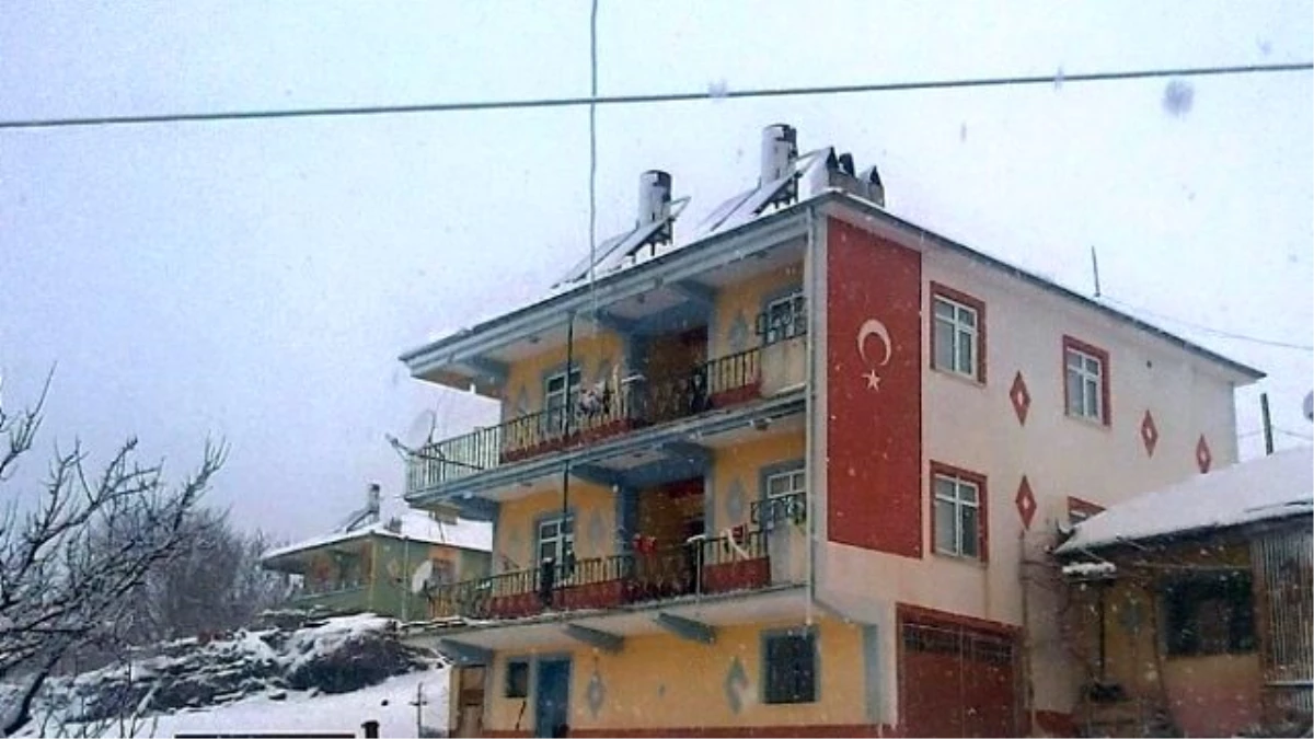 Artan Terör Olaylarına Tepkisini Evinin Duvarına Dev Türk Bayrağı Yaparak Gösterdi