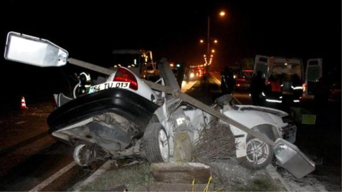 Aydınlatma Direğine Çarpan Otomobilden Fırlayan Sürücü Öldü