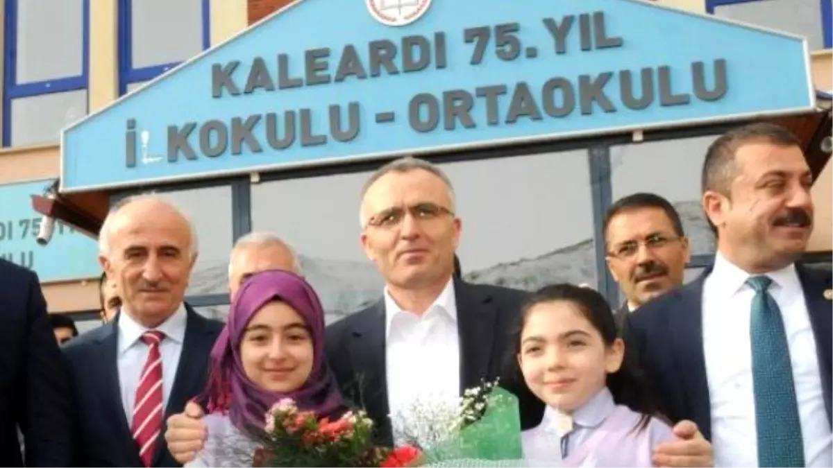 Bakan Ağbal, Bayburt\'ta Öğrencilere Karne Verdi