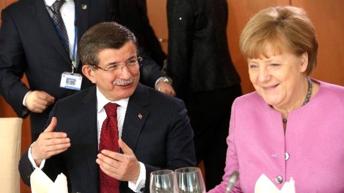 Başbakan Davutoğlu Berlin\'de Onuruna Verilen Yemeğe Katıldı