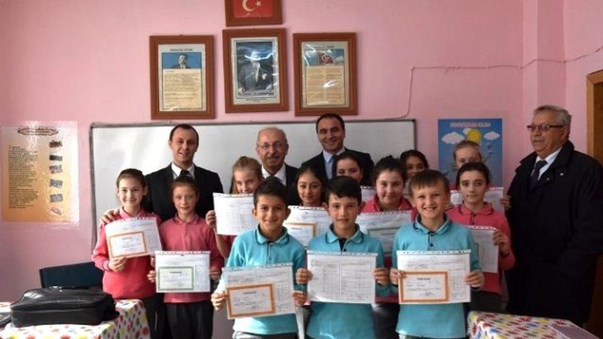 Başkan Albayrak Saray Güngörmez\'de Miniklere Karne Verdi