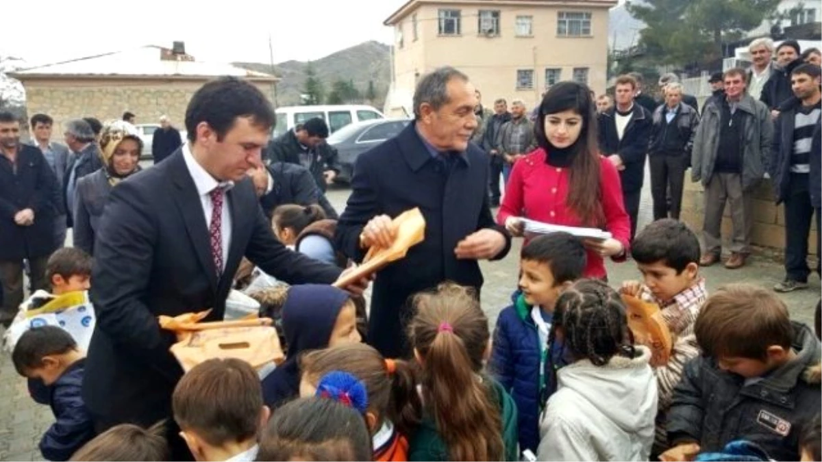 Başkan Özdemir, Öğrencilere Karne ve Hediye Dağıttı