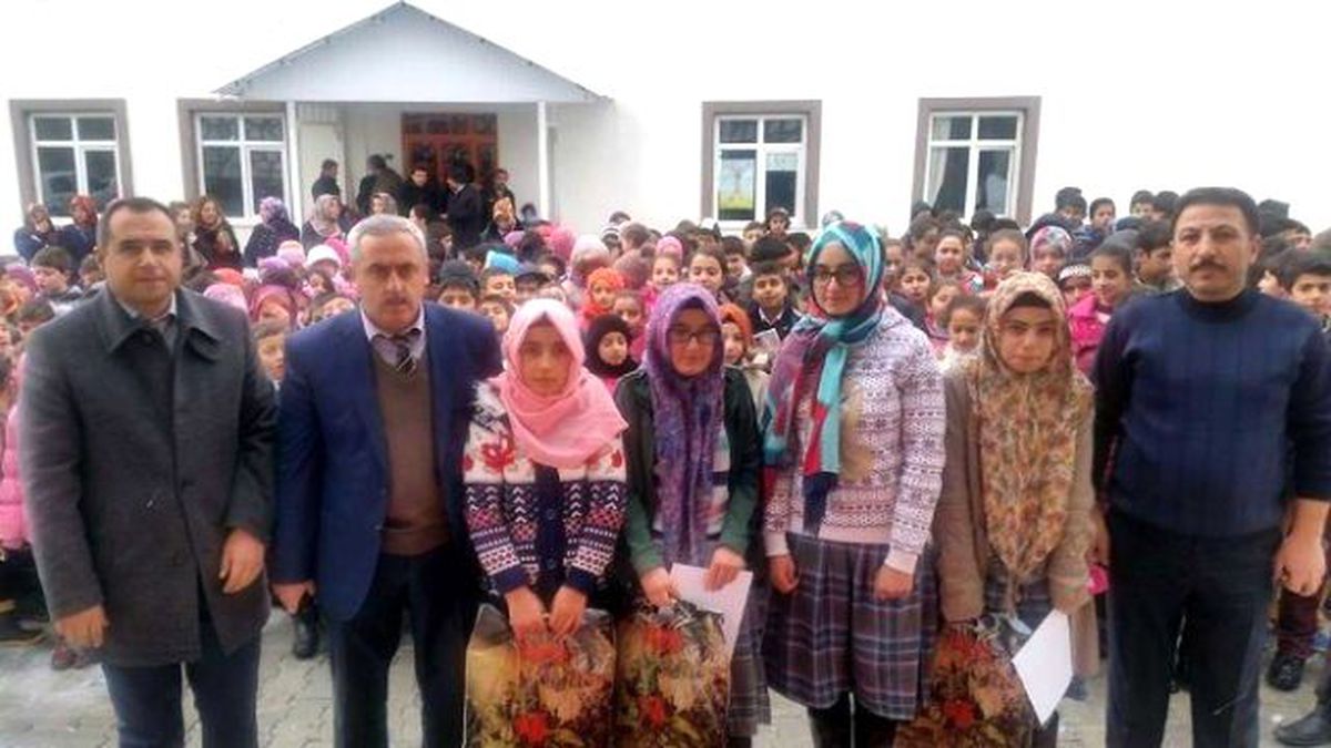 Belediye Başkanından Başarılı Öğrencilere Hediye