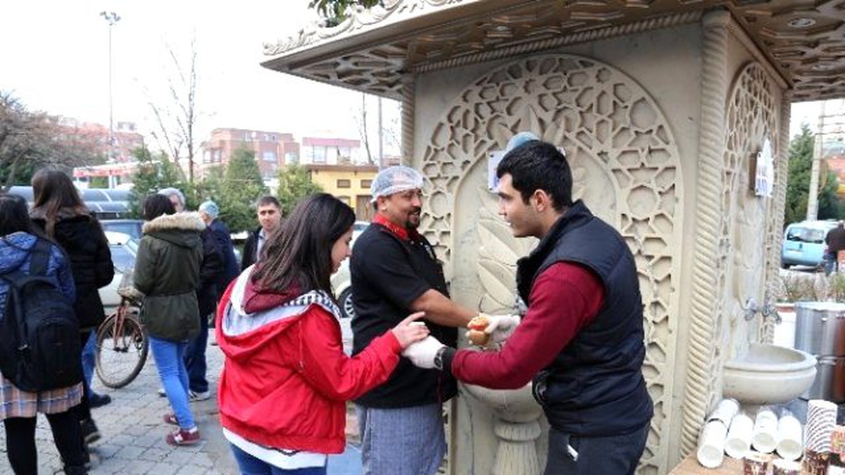 Belediyeden Vatandaşlara Sıcacık Sahlep İkramı