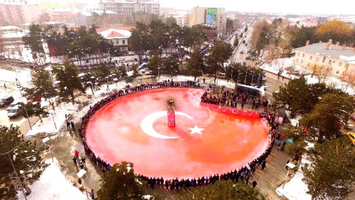 Buzdan Dev Türk Bayrağı