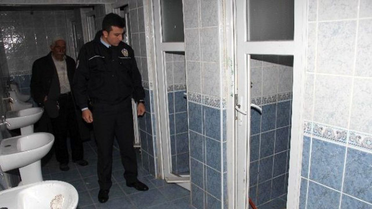 Cami Tuvaletinin Kapıları Kırıldı