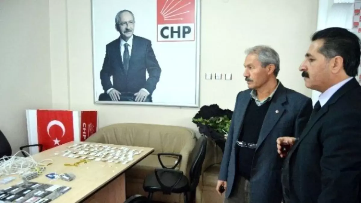 CHP Binası Önüne Kaset, Acı Biber ve Siyah Çelen Bıraktılar