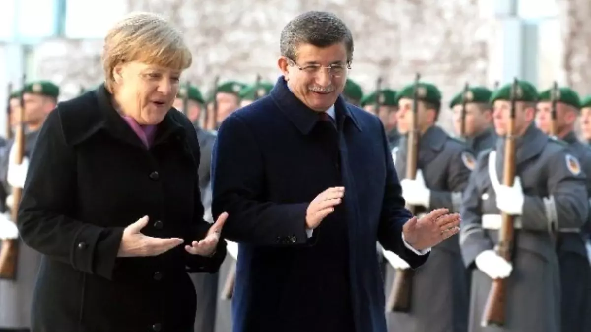 Davutoğlu Berlin\'de Resmi Törenle Karşılandı