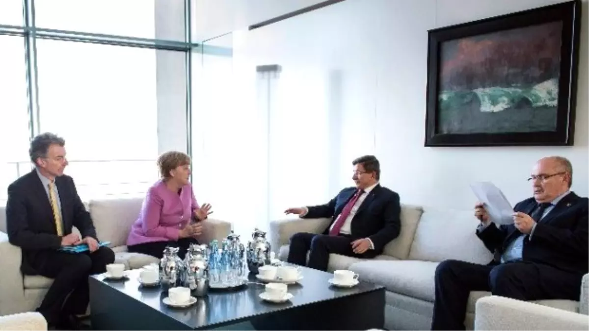 Davutoğlu, Merkel\'le Görüştü