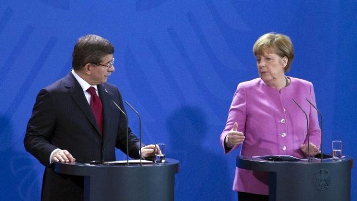 Davutoğlu: "Türkiye\'de Yürütülen Mücadele Kesinlikle Demokratik Hukuk Devleti İçinde Yürütülen...