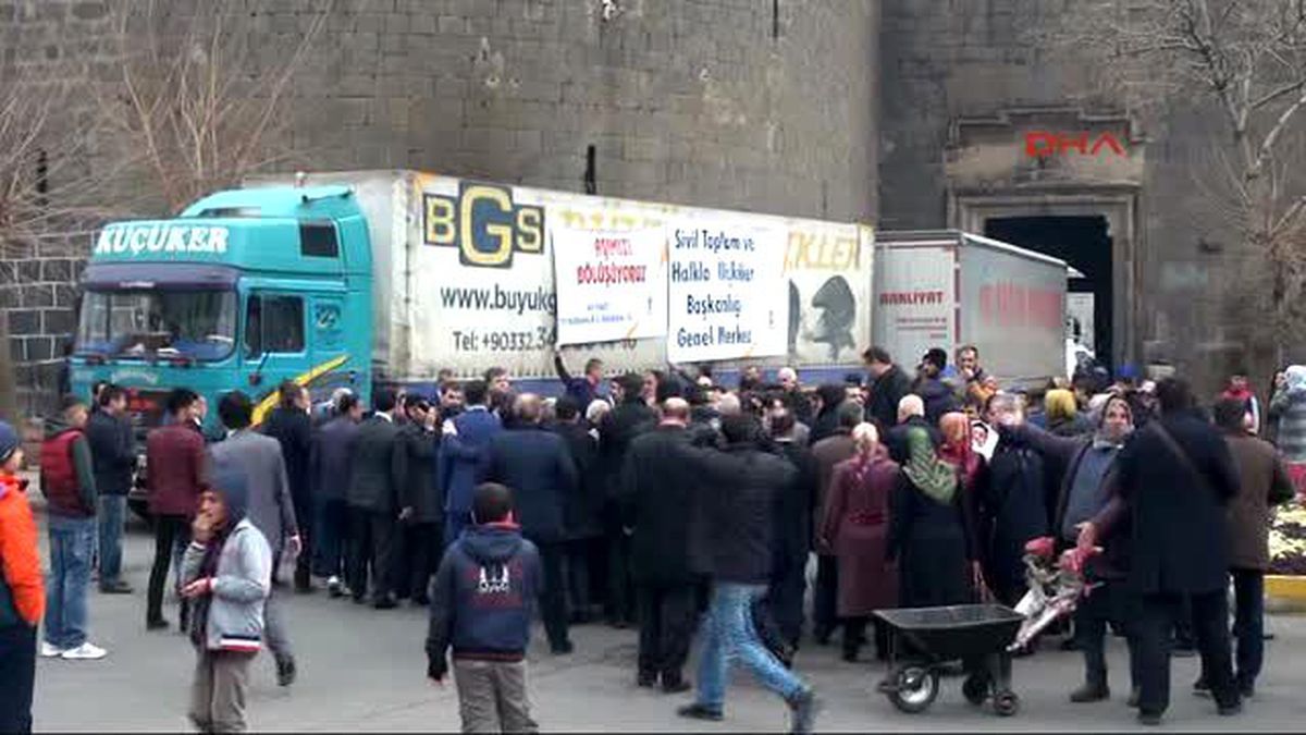 Diyarbakır Ak Partili Özdağ, Sur\'da Silah Sesleri Arasında Konuştu
